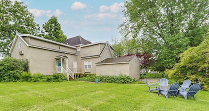 11 Mi to Oneida Lake: Spacious Apt in Verona!