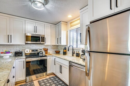 Lake & Pool Access: Lazy Days Condo w/ Balcony!