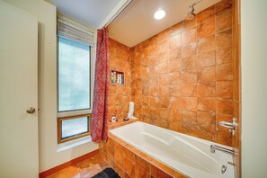 Apartment (1 Bedroom) | Interior - 8 Mi to Lumen Field: Pet-friendly Apt w/ Hot Tub (Mercer Island)