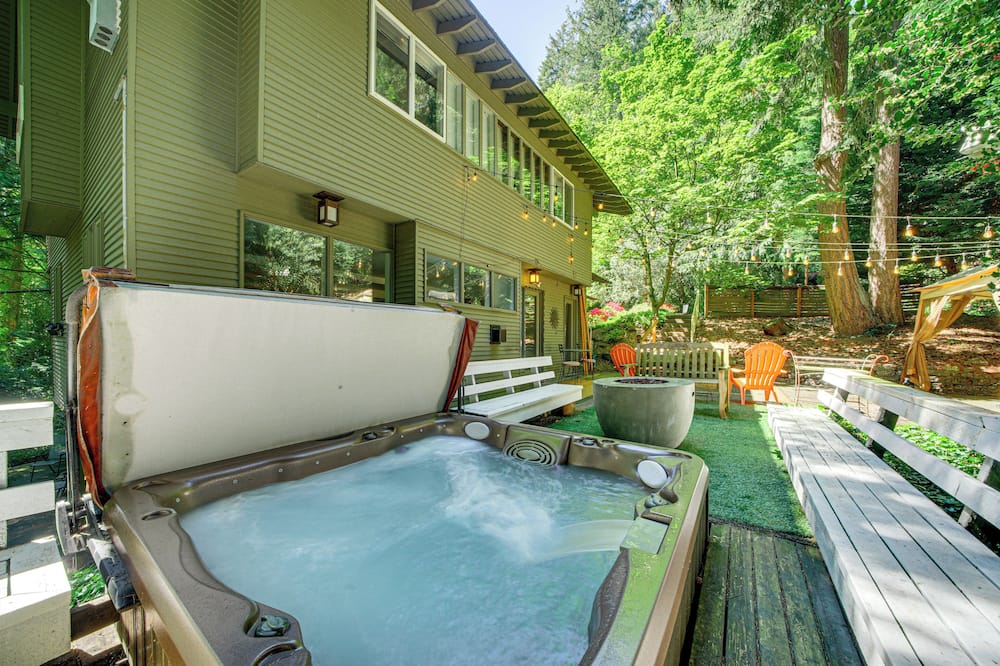 8 Mi to Lumen Field: Pet-friendly Apt w/ Hot Tub