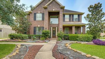 House (4 Bedrooms) | Front of property