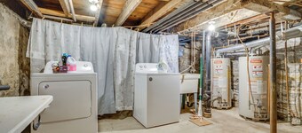 < 1 Mi to Xcel Energy Center: Walkable Hideaway!