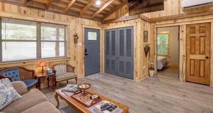 < 1 Mi to Devils Fork Recreation Area: Cozy Cabin!