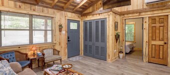 < 1 Mi to Devils Fork Recreation Area: Cozy Cabin!