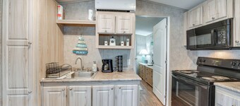 2 Mi to Anna Maria Island: Newly Built Home!