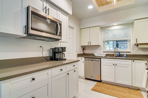 5 Mi to Beach: Tampa Retreat w/ Furnished Lanai!