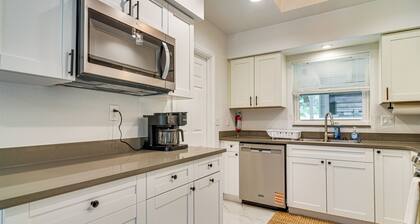 5 Mi to Beach: Tampa Retreat w/ Furnished Lanai!