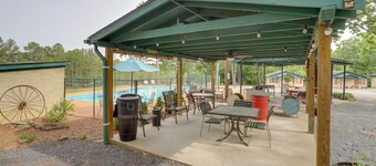 Boat, Swim & Hike: Cottage Near Greers Ferry Lake!