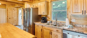 Waynesville Romantic Hideaway w/ Private Hot Tub