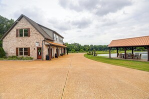 Apartment (1 Bedroom) | Interior - Farm & Lake Views: Rural Mississippi Loft Apt (Hernando)