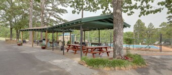 Outdoor Entertainment Areas: Greers Ferry Cottage!
