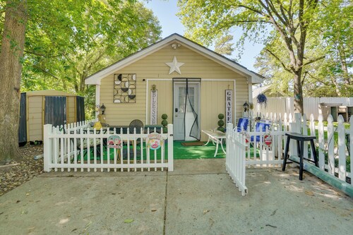 1 Mi to Dtwn: Fayetteville Studio w/ Patio