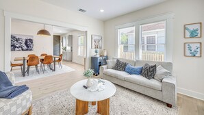 Un salon moderne avec un canapé, une table basse et un coin repas.