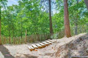 Ein bewaldetes Gebiet mit Holzzaun und einem Feldweg.