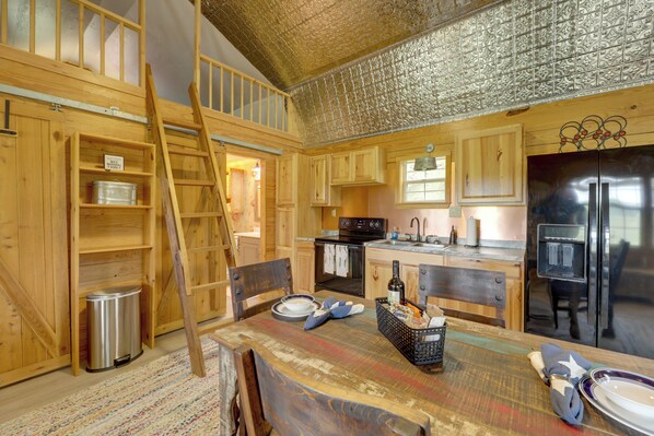 House (3 Bedrooms) | Interior - Cool Mornings, Crackling Fires, Monster Catfish!! (Rock Island)