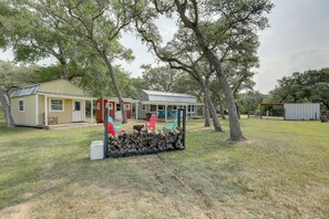 House (3 Bedrooms) | Interior - Cool Mornings, Crackling Fires, Monster Catfish!! (Rock Island)