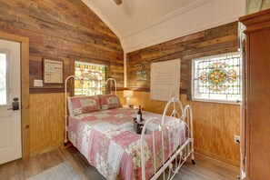 House (3 Bedrooms) | Interior - Cool Mornings, Crackling Fires, Monster Catfish!! (Rock Island)