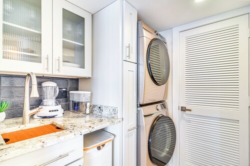 Stylish Waterfront Oasis in St Pete Beach