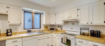 1 Mi to Freer Field: Ashland Home w/ Yard!