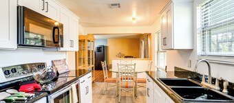 10 Mi to Universal Orlando: Home w/ Screened Porch