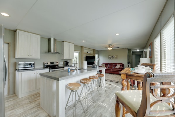 House (3 Bedrooms) | Interior - Cool Mornings, Crackling Fires, Monster Catfish!! (Rock Island)