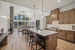 Fridge, microwave, oven, stovetop - Forestbrook Retreat with Access to Exclusive Golf (Sunriver)