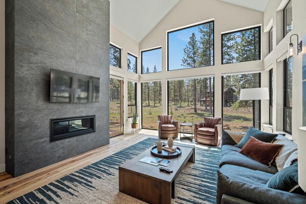 Télévision, cheminée, table de tennis de table