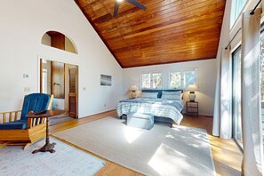 5 bedrooms, iron/ironing board, free WiFi, bed sheets