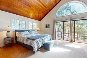 5 bedrooms, iron/ironing board, free WiFi, bed sheets