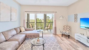 Un salon spacieux avec un canapé, une table basse et un téléviseur.