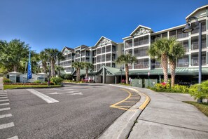Apartment | 3 bedrooms - Pet-friendly Condo w Pool & Hot tub Near Disney (Winter Garden)