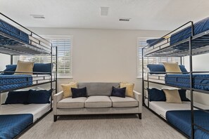 6 bedrooms, desk, iron/ironing board, travel cot