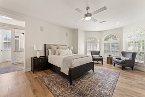 6 Schlafzimmer, Schreibtisch, Bügeleisen/Bügelbrett, Reisekinderbett