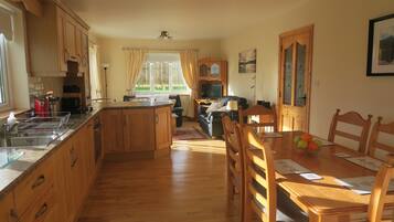 ู
ุงูููุฉ ูุตูุน ุงููููุฉ/ุงูุดุงูุ ุบููุงูุฉ ููุฑุจุงุฆูุฉุ ู
ุญู
ุตุฉ ุฎุจุฒุ ูุฑุณู ููุฃุทูุงู