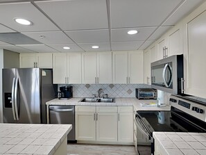 Geladeira, micro-ondas, fogão, cooktop