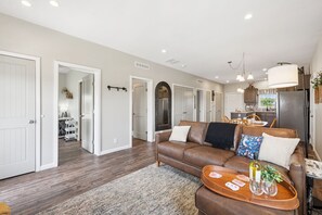 Ferienhaus, Mehrere Betten, Terrasse, Gartenblick (8466 Golden Fields) | Wohnbereich | 42-Zoll-Flachbildfernseher mit Digitalempfang
