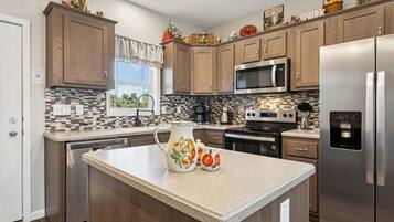 House, Multiple Beds, Patio, Garden View (8466 Golden Fields) | Private kitchen | Fridge, microwave, oven, stovetop