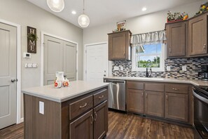 Rumah, Beberapa Tempat Tidur, patio, pemandangan kebun (8466 Golden Fields) | Dapur pribadi | Lemari es, microwave, oven, dan kompor