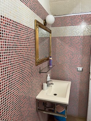 Dusche, Haartrockner, Bidet, Handtücher