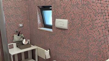 Dusche, Haartrockner, Bidet, HandtĂŒcher