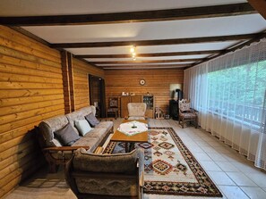 TV, peis, DVD-spiller og bøker