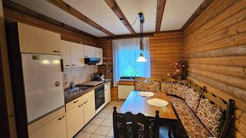 Kühlschrank, Mikrowelle, Herdplatte, Wasserkocher mit Kaffee-/Teezubehör