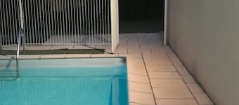 House with swimming pool and 3 bedrooms 6km from Narbonne beach. Air-conditioned