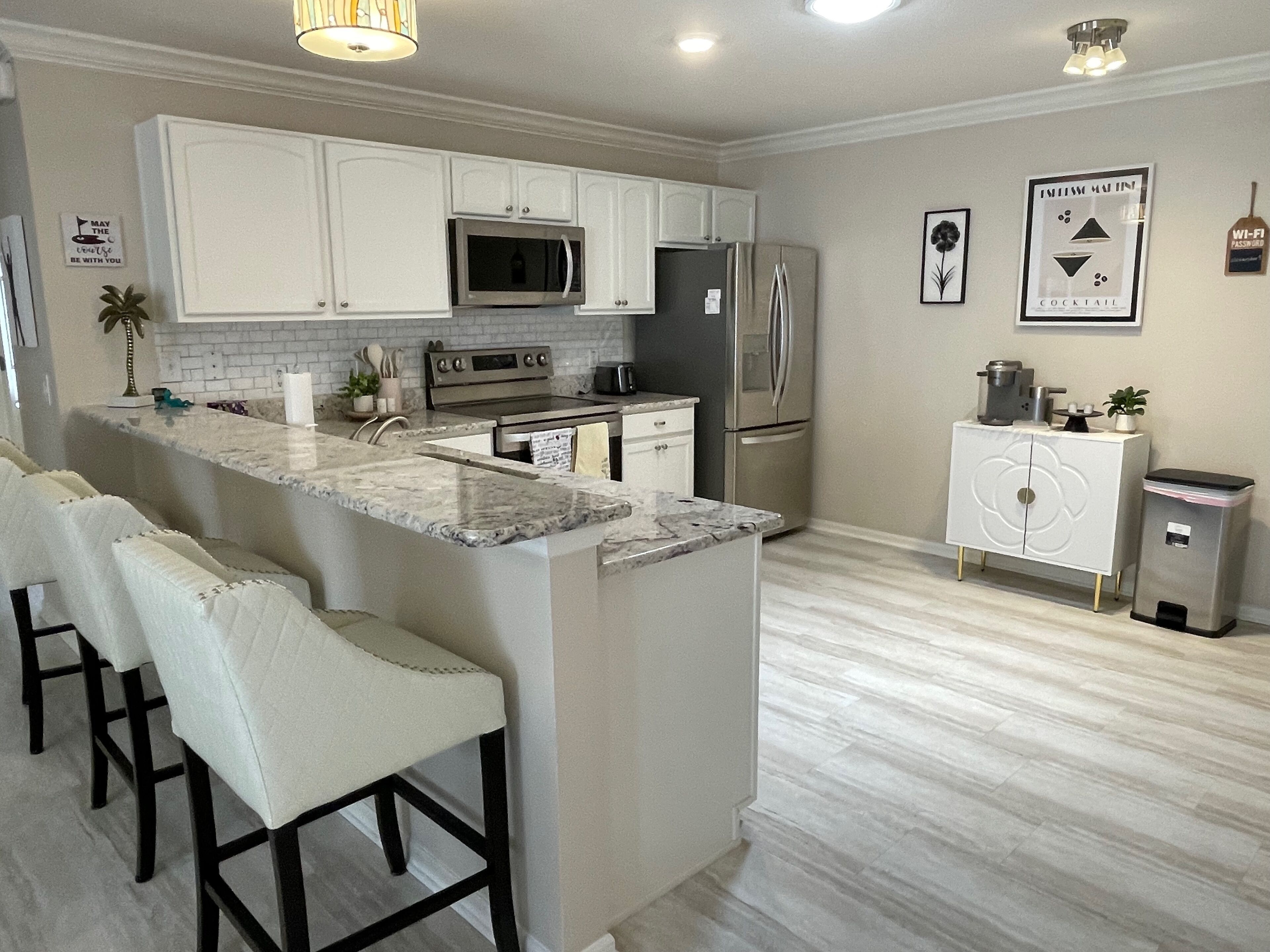 Frigorífico, microondas, horno y placa de cocina