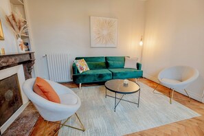 スマートテレビ、テーブルサッカー台、書庫、 ステレオ