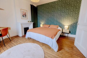 3 室のベッドルーム、デスク、アイロン / アイロン台、旅行用ベビーベッド