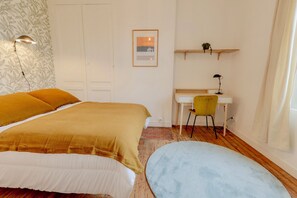 3 Schlafzimmer, Schreibtisch, Bügeleisen/Bügelbrett, Reisekinderbett