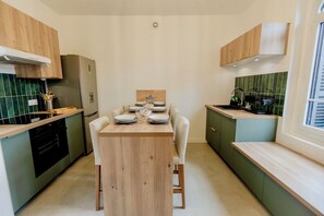 Kühlschrank, Mikrowelle, Ofen, Herdplatte