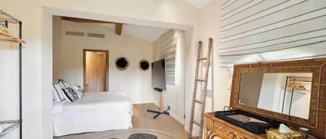 6 bedrooms, iron/ironing board, Internet, bed sheets
