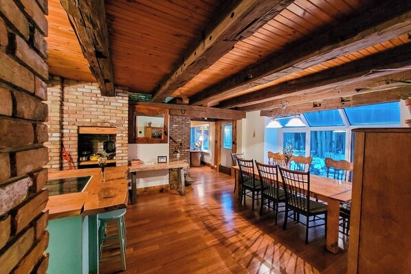 Dining - Beautiful Cottage - Sleeps 14+ • Trails • Sauna • Fire pit • No Neighbours (Chatsworth)